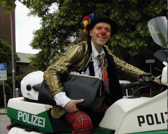 http://trickart.de/sites/trickart.de/files/imagecache/Artikelbild_volle_Breite/bilder/story/948/clown-hamburg.png